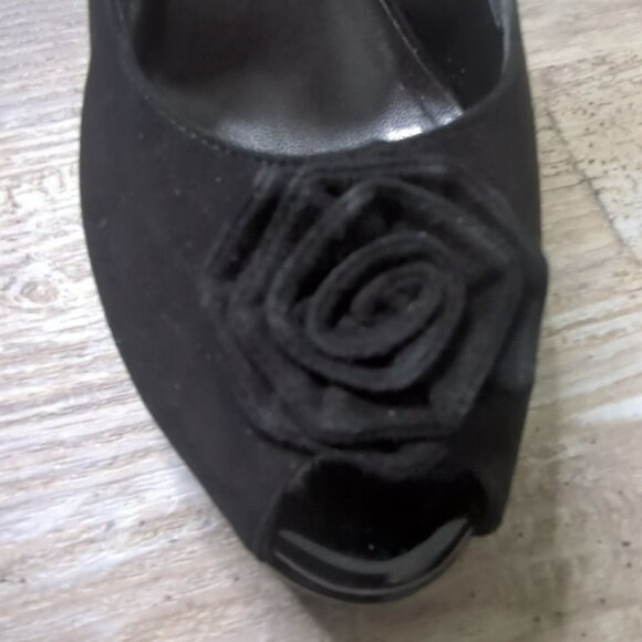 Coldwater Creek Suede Rose Sling Wedge Peep Toe Sandals Womens 8.5 Black NEW - Picture 12 of 14